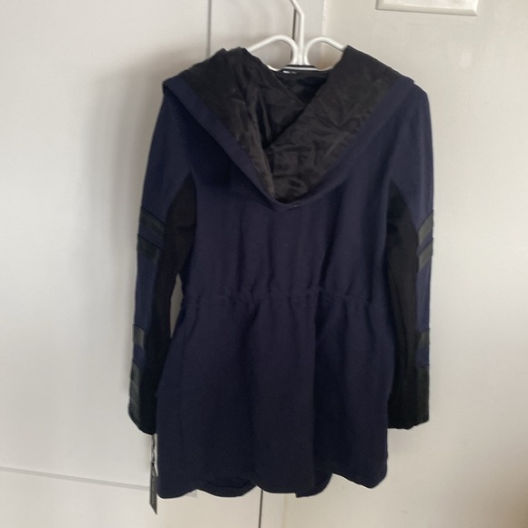 Comfortable hooded travel jacket - Picture 5 of 5